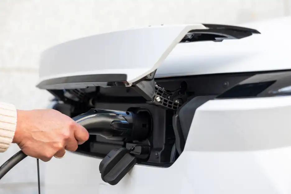 ​​¿Qué ocurre cuando se recarga un Coche eléctrico? Analizamos el «viaje» que realizan los datos con un OMODA 5 EV