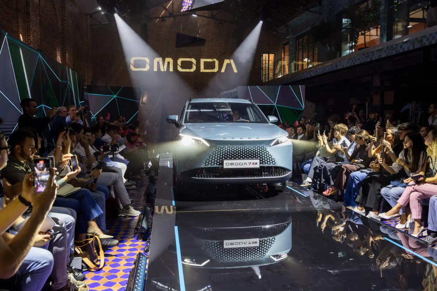 El OMODA 7 SHS se presenta por todo lo alto en España en un evento emblemático de moda y estilo